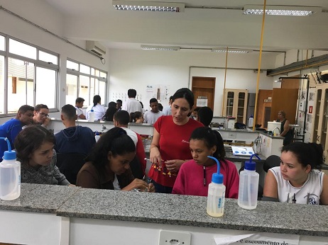 Professora Suzana observa os alunos durante atividade no laboratório